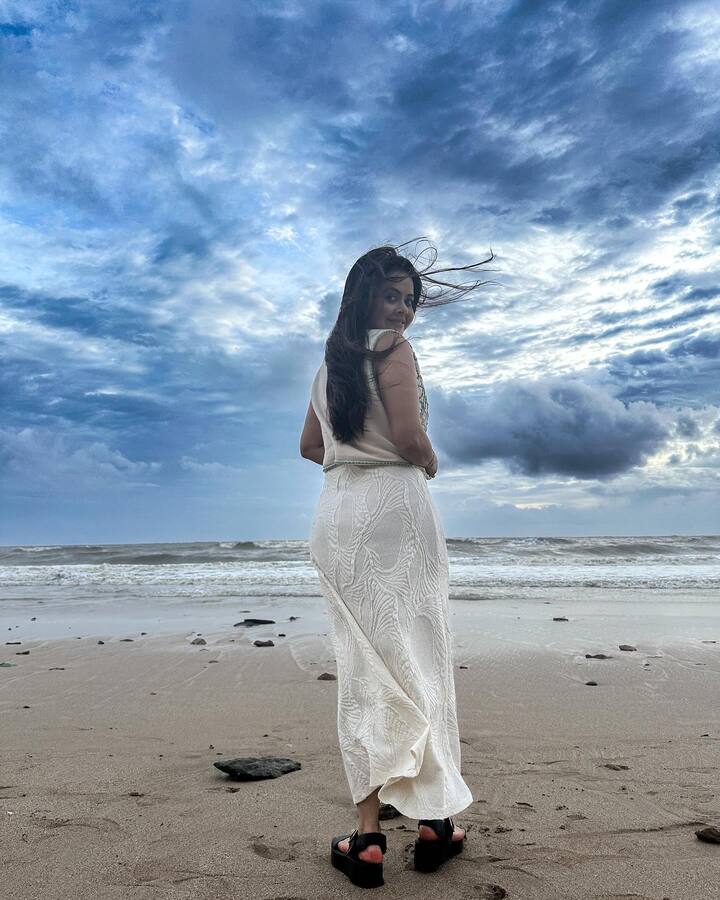 अभिनेत्रीने गाऊनशी जुळणारे सिक्वेन्स्ड जॅकेट घातले आहे. त्याच वेळी, तिने कमीतकमी मेकअप ठेवला आहे आणि तिचे केस मोकळे सोडले आहेत.