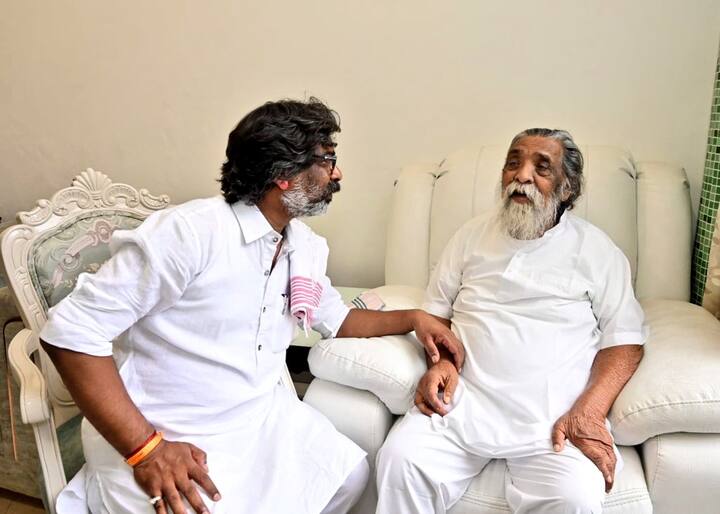 He also sought blessings from his father and JMM supremo Shibu Soren. (Image Source: X/@HemantSorenJMM)