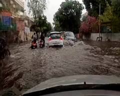 Ahmedabad Rains: અમદાવાદના પોશ વિસ્તારમાં સામાન્ય વરસાદમાં જ ભરાયા પાણી, પીક અવર્સમાં વાહનો પડ્યા બંધ, જુઓ તસવીરો