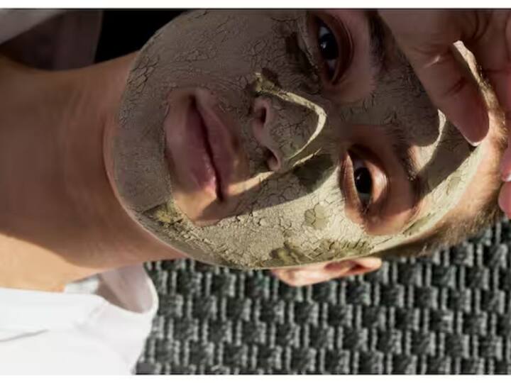 ਮੁਹਾਸੇ ਅਤੇ ਫੋੜੇ ਘੱਟ ਕਰਨ ਵਿੱਚ ਮਦਦ ਕਰਦੀ ਹੈ: ਮੁਲਤਾਨੀ ਮਿੱਟੀ ਦੇ ਐਂਟੀਬੈਕਟੀਰੀਅਲ ਗੁਣ ਮੁਹਾਸੇ ਅਤੇ ਫੋੜੇ- ਫਿੰਸੀਆਂ ਨੂੰ ਘੱਟ ਕਰਨ ਵਿੱਚ ਮਦਦ ਕਰਦੇ ਹਨ। ਤੁਸੀਂ ਮਿੱਟੀ ਨੂੰ ਸਰੀਰ ਦੇ ਨਾਲ-ਨਾਲ ਚਿਹਰੇ 'ਤੇ ਵੀ ਲਗਾ ਸਕਦੇ ਹੋ। ਕਿਉਂਕਿ ਮਿੱਟੀ ਠੰਢੀ ਹੁੰਦਾੀਹੈ ਅਤੇ ਇਹ ਨਾ ਸਿਰਫ ਮੁਹਾਸੇ ਅਤੇ  ਫੋੜੇ- ਫਿੰਸੀਆਂ ਠੀਕ ਕਰਦੀ ਹੈ ਬਲਕਿ ਮਨ ਨੂੰ ਵੀ ਸ਼ਾਂਤ ਕਰਦੀ ਹੈ।