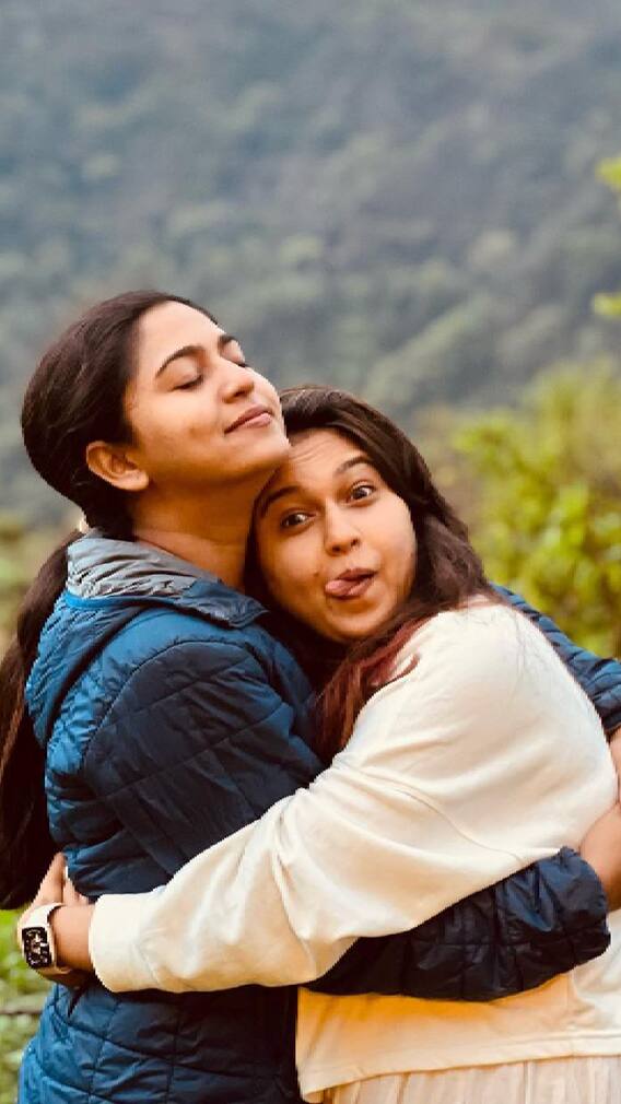 रंगली बहिणी बहीणींची जोडी!