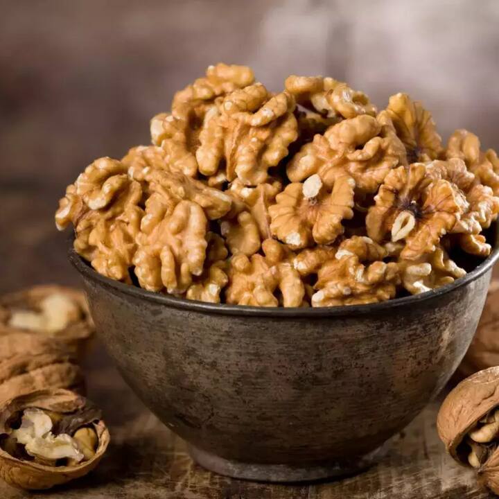 Walnuts can be eaten as a snack or mixed with curd. Soak it in water for some time and then consume the walnuts.