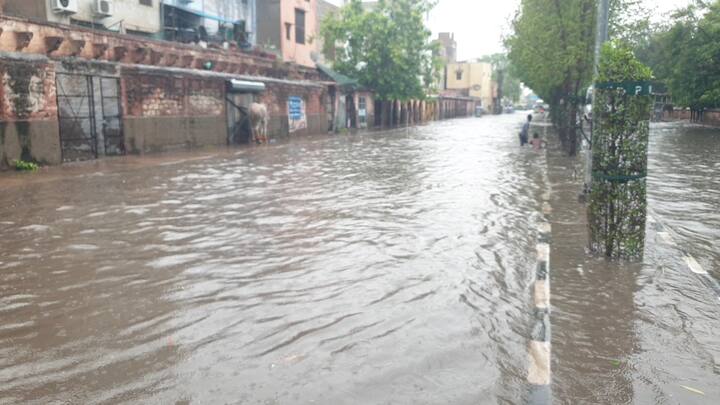 मानसून के आने से पहले जोधपुर जिला प्रशासन अलर्ट मोढ़ पर देखने को मिला जिला कलेक्टर गौरव अग्रवाल ने खासतौर से नगर निगम व प्रशासन को बरसात के पानी की निकासी को लेकर इंतजार जल्द करने के लिए कहा, साथ ही शहर वासियों को भी सुरक्षित जगह रहने व जर्जर मकानों में न रहे. जिन्ह क्षेत्रों में जलभराव होता है. पूरे क्षेत्र में बरसाती पानी की निकासी के इंतजाम किया जाए. मानसून के आने के साथ ही आम लोगो की मुश्किलें बड़ी है.