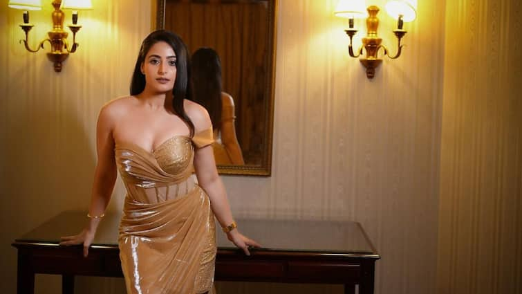 Aishwarya Sharma Glitters Like Gold In Bodycon Outfit; See Pics