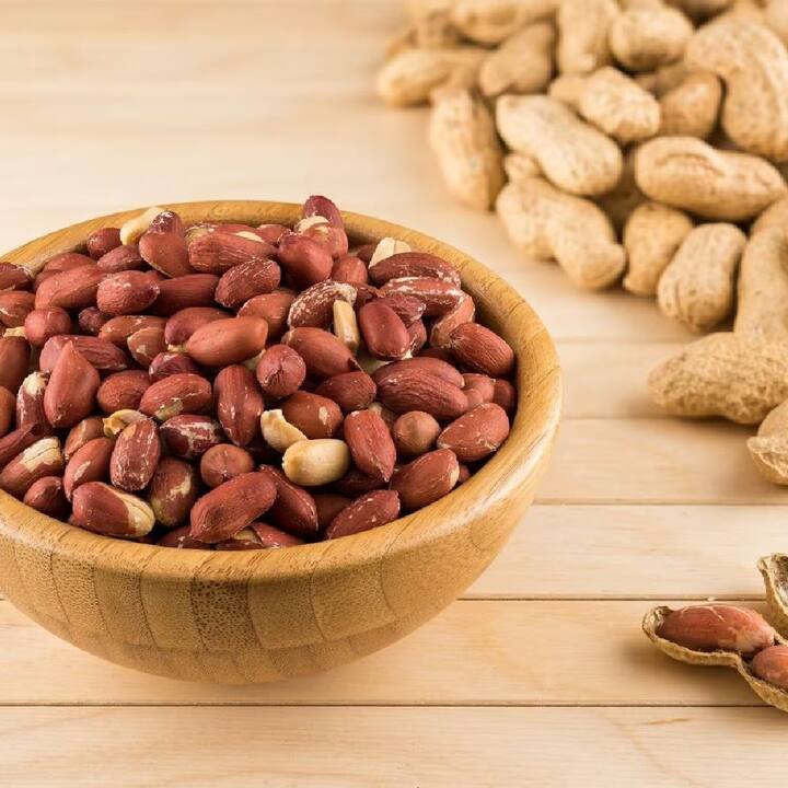 Peanuts are a cheap and easily available dry fruit. They contain protein, fiber and healthy fats that provide energy to the body. Eating peanuts in summer will make you feel energetic for a long time.