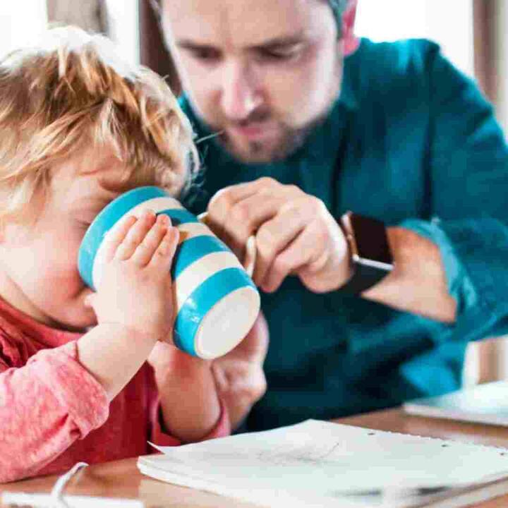 ਇਸ ਦੇ ਨਾਲ ਹੀ ਘਰ ਦੇ ਬਜ਼ੁਰਗਾਂ ਨੂੰ ਸਵੇਰੇ ਉੱਠਦੇ ਹੀ ਚਾਹ-ਕੌਫੀ ਪੀਂਦੇ ਦੇਖ ਕੇ ਕਈ ਵਾਰ ਬੱਚੇ ਵੀ ਜ਼ਿੱਦ ਕਰਨ ਲੱਗ ਜਾਂਦੇ ਹਨ ਕਿ ਉਨ੍ਹਾਂ ਨੂੰ ਵੀ ਦੁੱਧ ਵਾਲੀ ਚਾਹ ਪੀਣੀ ਚਾਹੀਦੀ ਹੈ। ਜਿੱਥੇ ਜ਼ਿਆਦਾਤਰ ਲੋਕ ਛੋਟੇ ਬੱਚਿਆਂ ਨੂੰ ਚਾਹ-ਕੌਫੀ ਤੋਂ ਦੂਰ ਰੱਖਦੇ ਹਨ, ਉੱਥੇ ਹੀ ਕੁਝ ਲੋਕ ਛੋਟੀ ਉਮਰ ਤੋਂ ਹੀ ਬੱਚਿਆਂ ਨੂੰ ਚਾਹ-ਕੌਫੀ ਪਿਲਾਉਣਾ ਸ਼ੁਰੂ ਕਰ ਦਿੰਦੇ ਹਨ।