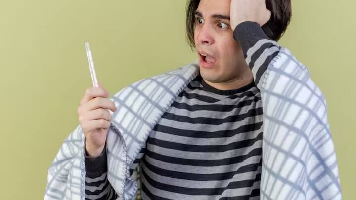 વાયરલ તાવ એક ગંભીર અને ચેપી રોગ છે જે ખૂબ જ ગંભીર છે. આ તાવ રક્ત પરિભ્રમણની દિવાલોને નુકસાન પહોંચાડે છે. જેમાંથી લોહી નીકળવા લાગે છે. જેના કારણે લોહી જામ થઈ જવા લાગે છે. જો તેની સમયસર સારવાર ન કરવામાં આવે તો તે મૃત્યુનું કારણ બની શકે છે.