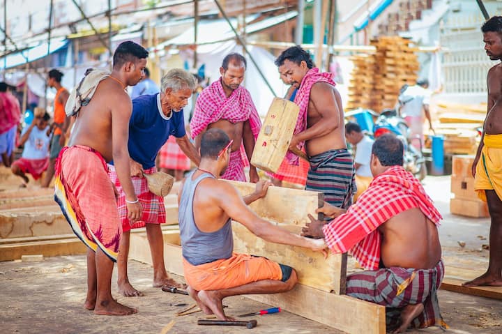 অক্লান্ত পরিশ্রম করে নিপুণ দক্ষতায় রথের গায়ে ছেনি-হাতুড়ি দিয়ে ফুটিয়ে তোলা হচ্ছে কারুকাজ।