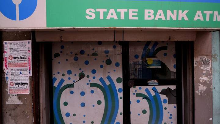 তবে পার্সোনাল লোনের সুদ ছাড়াও ব্যাঙ্ককে প্রসেসিং ফি হিসেবেও এক লপ্তে কিছু টাকা জমা দিতে হয়।