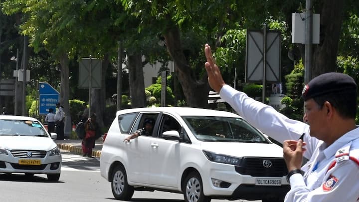 तो आपको बता दें मोटर व्हीकल एक्ट के नियमों के तहत ट्रैफिक पुलिस के पास कार या बाइक की चाबी निकालने का अधिकार नहीं होता है. अगर कोई ट्रैफिक पुलिस अफसर ऐसा करता है तो उसके खिलाफ शिकायत की जा सकती है.