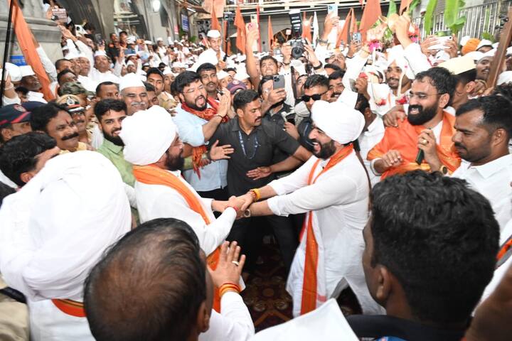 अर्थसंकल्पीय अधिवेशनात वारकरी महाराष्ट्राची गौरवशाली आध्यात्मिक, सांस्कृतिक परंपरा असलेल्या पंढरपूर वारीचे जागतिक नामांकनासाठी युनेस्कोकडे प्रस्ताव पाठवण्याची घोषणा मुख्यमंत्र्यांनी यावेळी केली.