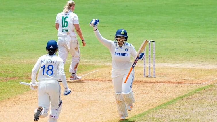India Women 603 runs declared in first innings against south africa Shafali Verma double century chennai Test IND W vs SA W INDW vs SAW: भारत का महिला टेस्ट में कारनामा, एक पारी में 600 से ज्यादा रन बनाने वाली पहली टीम, शैफाली का दोहरा शतक