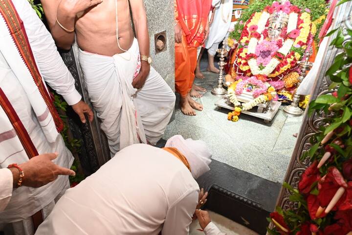 टाळ-मृदुंगाच्या तालावर भक्तिरसात चिंब झालेले वारकरी, 'ज्ञानोबा माऊली', 'माऊली, माऊली' चा गजर, डोक्यावर तुळशी वृंदावन, हाती दिंड्या-पताका घेतलेले वारकरी, असं भक्तिमय वातावरण आज आळंदीत पाहायला मिळालं.