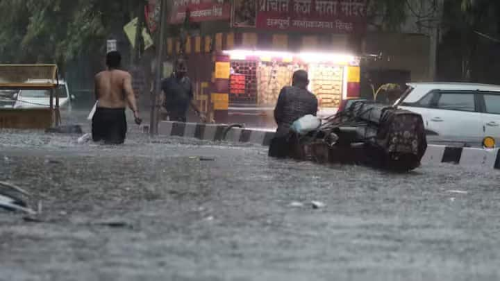 मॉनसून के पहले दिन दिल्ली में लगातार तीन घंटे तक बारिश हुई, जो पिछले 88 साल में इस महीने में हुई सबसे भारी बारिश है. इससे दिल्ली में पांच लोगों की मौत भी हो गई. दिल्ली एयरपोर्ट पर टर्मिनल 1 की छत गिरने से एक कैब ड्राइवर की मौत हो गई. हादसे में छह अन्य लोग भी घायल हो गये.