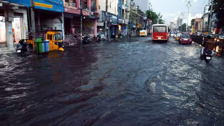 कर्नाटक के मंगलुरु में भारी बारिश के बीच सड़क पर गिरे बिजली के तार के संपर्क में आने से दो ऑटो चालकों की करंट लगने से मौत हो गई। मंगलुरु में बारिश से जुड़ी घटनाओं में अब तक छह लोगों की मौत हो चुकी है. भारी बारिश के कारण मंगलुरु में सभी नदियाँ और नहरें उफान पर हैं।