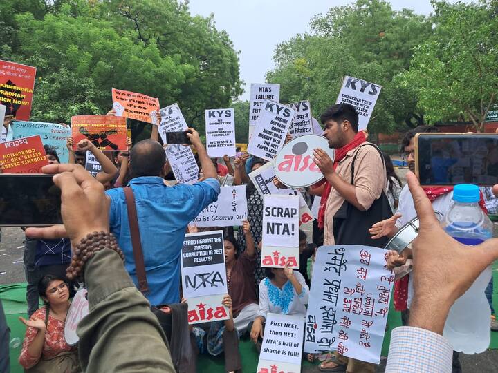 राष्ट्रीय परीक्षण एजेंसी द्वारा आयोजित परीक्षाओं में कथित धांधली के विरोध में विभिन्न छात्र संघों के सदस्य इस धरने में शामिल हो कर एनटीए को भंग करने के साथ शिक्षा मंत्री के इस्तीफे की मांग कर रहे हैं.