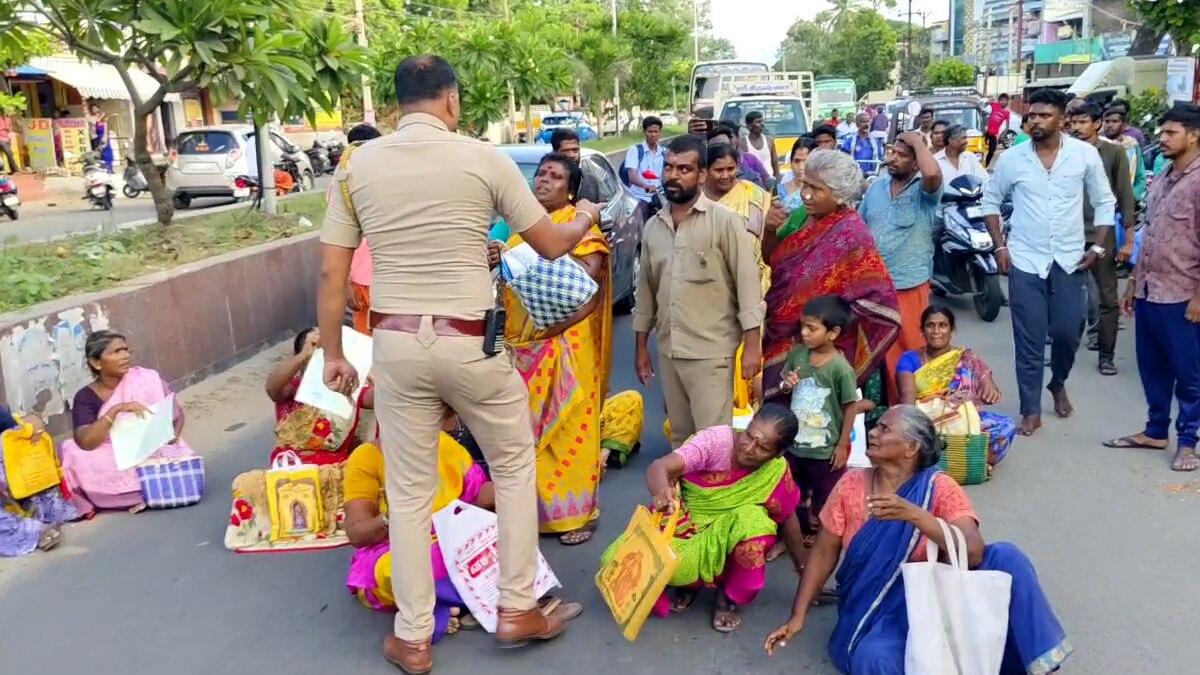 பழனி கிரிவல பாதையில் வசித்து வந்த மக்கள் சாலை மறியல் - அதிகாரிகள் ஏமாற்றி விட்டதாக புகார்