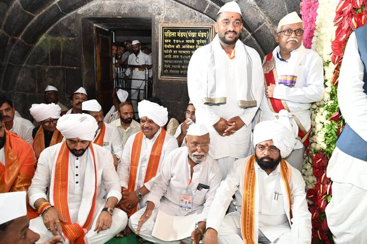 त्यानंतर मुख्यमंत्र्यांनी वारकरी संप्रदायातील मान्यवरांसोबत संवाद साधला.