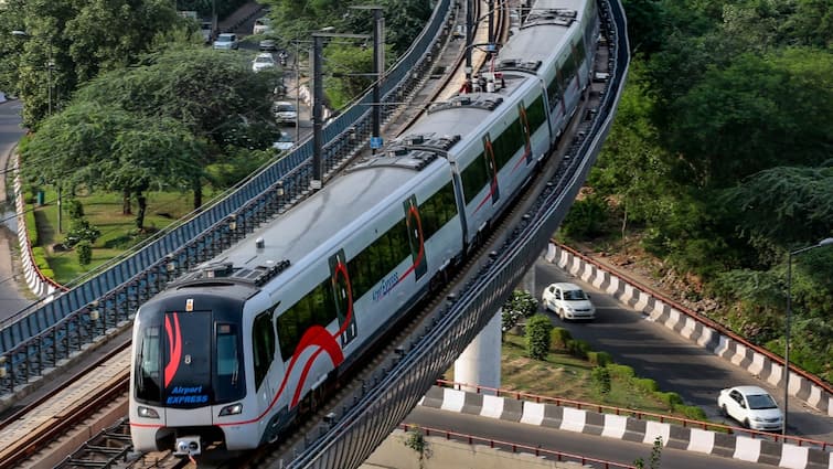 Delhi Metro Rail Corporation DMRC Records over 69 lakh passenger Journeys on Friday Despite Heavy Rains दिल्ली में भारी बारिश के बीच मेट्रो ने बनाया रिकॉर्ड, एक दिन में 69 लाख लोगों को पहुंचाया मंजिल पर