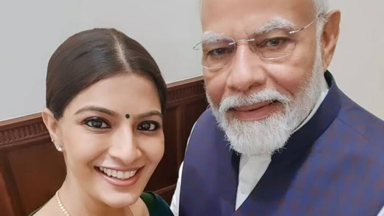 Varalaxmi Sarathkumar Meets Prime Minister Modi, Union Ministers To Invite Her Marriage Varalaxmi Sarathkumar: ప్ర‌ధానిని క‌లిసిన వ‌ర‌ల‌క్ష్మీ శ‌ర‌త్ కుమార్ ఫ్యామిలీ, ఎందుకంటే?