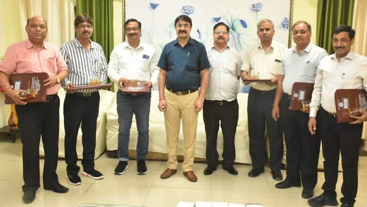Gorakhpur News North Eastern Railway honored retiring employees ann Gorakhpur News: पूर्वोत्तर रेलवे रिटायर होने वाले अधिकारियों को किया सम्मानित, प्रमाण पत्र और समापक राशि से हुआ सम्मान