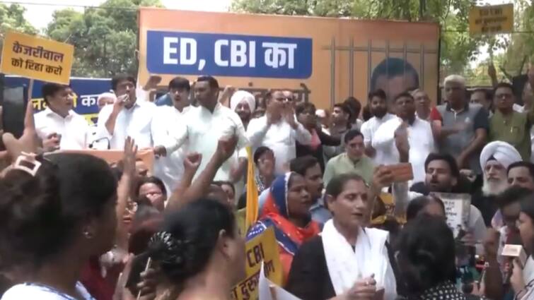AAP Leaders Hit Streets Against Delhi CM Kejriwal Arrest Liquor Policy Case AAP Leaders Hit The Streets Against Delhi CM Kejriwal's Arrest In Liquor Policy Case