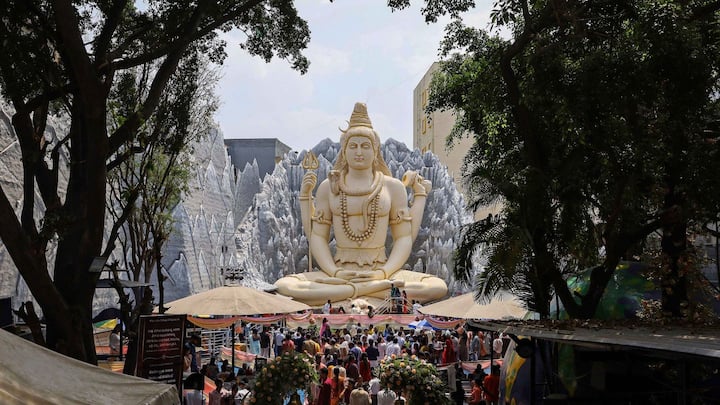 শিবের গলায় থাকা রুদ্রাক্ষের মালা হল শুদ্ধতার প্রতীক। তাঁর হাতে থাকা রুদ্রাক্ষের মালা হল ধ্যানমুদ্রার সূচক।(ছবি সৌজন্য-পিটিআই)