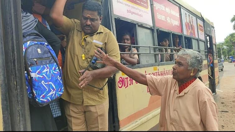 Madurai old woman caring school girls to send government buses Madurai: ”படிக்கட்டுல நிக்காதீங்க கண்ணுங்களா” - மாணவிகளை பத்திரமாக அனுப்பும் மூதாட்டி!