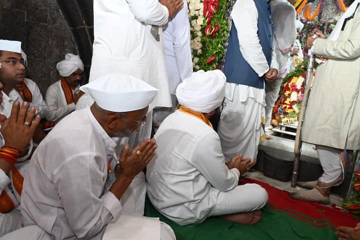 मुख्यमंत्री माझी लाडकी बहीण योजनेअंतर्गत 21 ते 60 वर्ष वयोगटातील पात्र महिलांना दरमहा 1500 रुपये लाभ देण्याचा निर्णय घेतल्याबद्दल येथील महिलाच्यावतीने मुख्यमंत्री शिंदे यांचा सत्कार करण्यात आला.