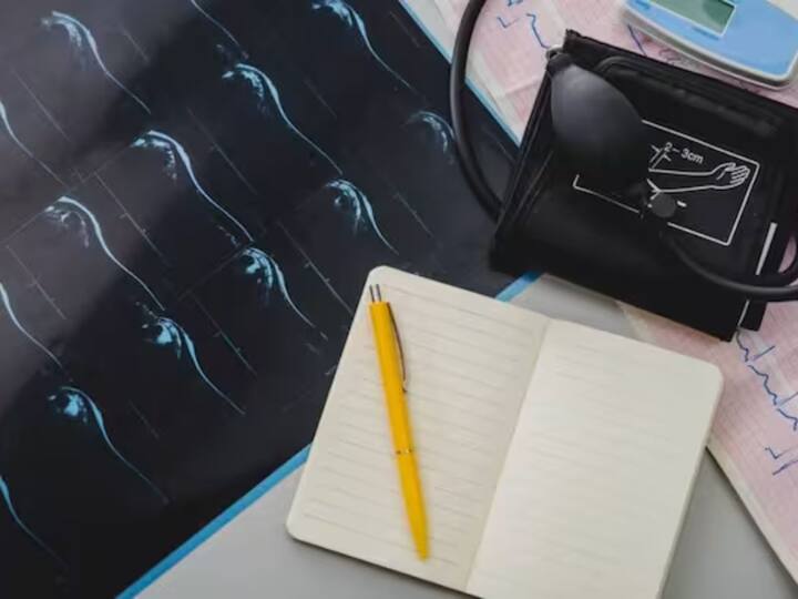 30 ਸਾਲ ਦੀ ਉਮਰ ਵਿੱਚ ਛਾਤੀ ਵਿੱਚ ਦਰਦ ਦੀ ਸ਼ਿਕਾਇਤ ਚਿੰਤਾ ਦਾ ਵਿਸ਼ਾ ਹੈ। ਤੁਰੰਤ ਡਾਕਟਰ ਦੀ ਸਲਾਹ ਲੈਣੀ ਚਾਹੀਦੀ ਹੈ ਅਤੇ ਦਵਾਈ ਲੈਣੀ ਚਾਹੀਦੀ ਹੈ। ਇਸ ਤੋਂ ਬਾਅਦ ਵੀ ਜੇਕਰ ਤੁਹਾਨੂੰ ਆਰਾਮ ਨਹੀਂ ਮਿਲਦਾ ਤਾਂ ਹਾਰਟ ਨਾਲ ਸਬੰਧਤ ਟੈਸਟ ਕਰਵਾਉਣੇ ਚਾਹੀਦੇ ਹਨ।