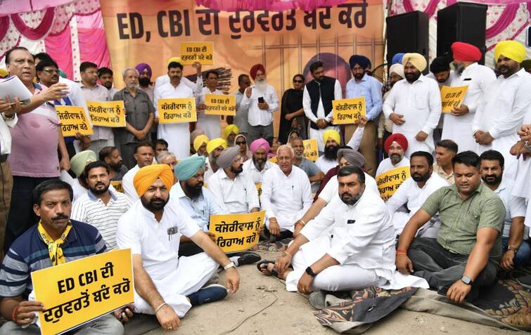 AAP leaders staged a big protest in Jalandhar against the arrest of Arvind Kejriwal Punjab News: ਕੇਜਰੀਵਾਲ ਦੀ ਗ੍ਰਿਫ਼ਤਾਰੀ ਖ਼ਿਲਾਫ਼ ਜ਼ਬਰਦਸਤ ਪ੍ਰਦਰਸ਼ਨ, ਕਿਹਾ-ਜੇ ਛੇਤੀ ਰਿਹਾਅ ਨਾ ਕੀਤਾ ਤਾਂ....