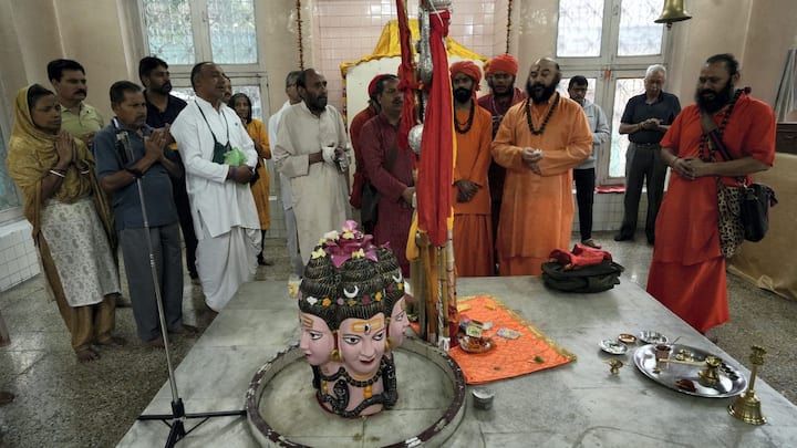 শিবের মাথায় থাকা অর্ধাকৃতির চাঁদের মানে হল কাল বা সময় সম্পূর্ণ তাঁর নিয়ন্ত্রণে থাকে। (ছবি সৌজন্য-পিটিআই))