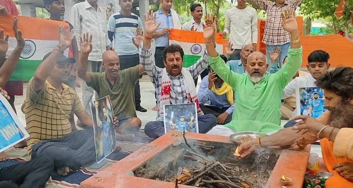 एबीपी लाइव से बातचीत के दौरान क्रिकेट फैंस ने कहा कि आज दक्षिण अफ्रीका और भारत के बीच मुकाबला है जहां दोनों टीमें काफी मजबूत हैं और हम चाहते हैं कि भगवान के आशीर्वाद से भारतीय टीम की इस फाइनल मैच में जीत हो.