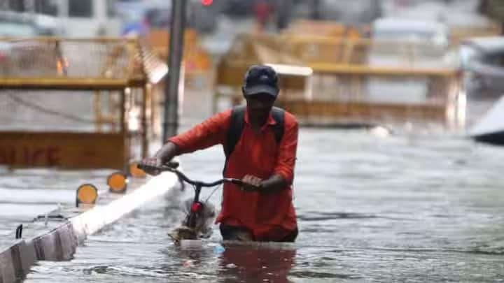 राजधानी के रोहिणी के प्रेम नगर इलाके में करंट लगने से 39 साल के एक शख्स की मौत हो गई, जबकि न्यू उस्मानपुर इलाके में बारिश के पानी में डूबने से दो बच्चों की मौत हो गई. पुलिस ने कहा कि उत्तर पश्चिमी दिल्ली के शालीमार बाग इलाके में एक अंडरपास में जमा बारिश के पानी में डूबने से 20 वर्षीय एक व्यक्ति की मौत हो गई।