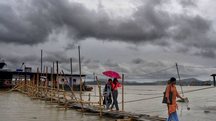আজ  শনিবার হাওয়া অফিসের পূর্বাভাস মিলিয়েই বৃষ্টি হয়েছে কলকাতায়। বৃষ্টি থেকে আজ বাদ যায়নি  দুই ২৪ পরগনাও।