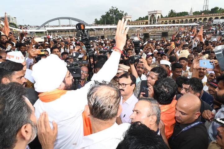 आळंदी येथील संत ज्ञानेश्वर महाराज समाधी मंदिरात मुख्यमंत्री एकनाथ शिंदे यांनी माऊलींच्या पादुकांचे दर्शन घेतले.