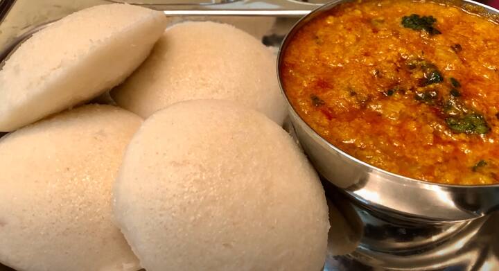 அதன்பின் வெங்காயம் சேர்த்து பொன்னிறமாக வதக்கவும், அதன் பிறகு பச்சை மிளகாய், இஞ்சி பூண்டு விழுது, கறிவேப்பிலை, தக்காளி சேர்த்து வதக்கி கொள்ளவும்.