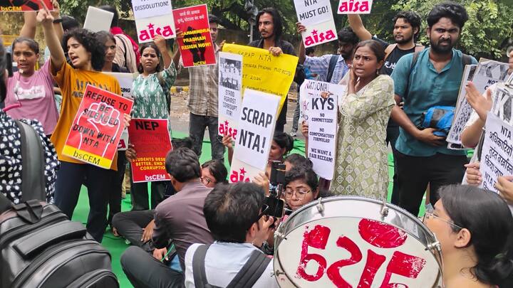 इंडिया अगेंस्ट एनटीए के बैनर तले विरोध प्रदर्शन कर रहे छात्र समूहों की मांग है कि एनटीए को तत्काल भंग किया जाए और अपने एक मात्र काम में लगातार विफल हो रहे शिक्षा मंत्री धर्मेंद्र प्रधान अपना इस्तीफा दें.