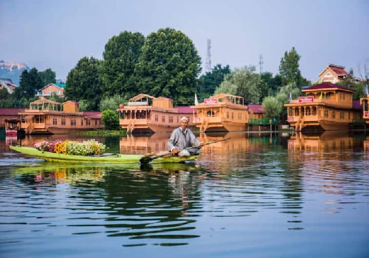 इस पैकेज में आपको होटल में अच्छे रूम्स में ठहरने का मौका मिल रहा है. इसमें आपको हाउस बोट में भी ठहरने का मौका मिलेगा.