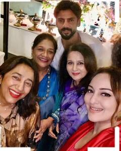 मां के साथ काटा केक...पूनम ढिल्लों के साथ ली सेल्फी, सामने आईं सोनाक्षी-जहीर की फैमिली डिनर की इनसाइड तस्वीरें