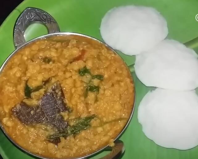 தக்காளி வதங்கியவுடன் உப்பு, மஞ்சள் தூள், மிளகாய் தூள், தனியா தூள் சேர்த்து கலந்து விடவும். அடுத்தது தேவையான அளவு தண்ணீர் சேர்த்து கலந்து விடவும்.