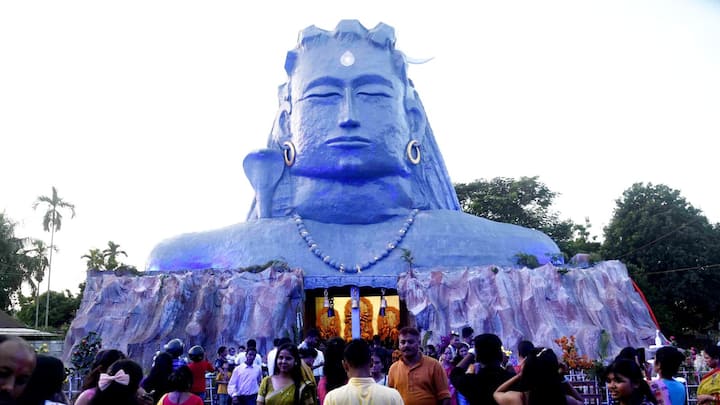 মহাদেবের তৃতীয় নেত্র হল জ্ঞানের প্রতীক। ধর্মীয় বিশ্বাস, তাঁর তৃতীয় নয়ন খুলে গেলে সবকিছু ধ্বংস হয়ে নতুন সৃষ্টির সূচনা হয়।
