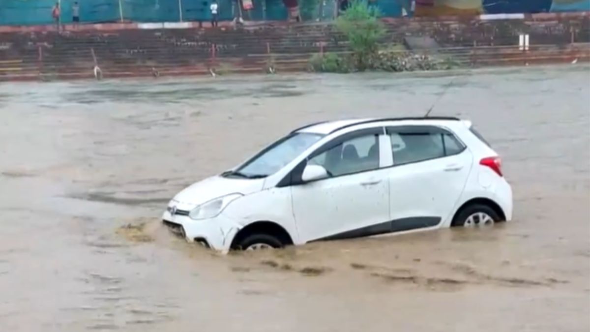 गटारीची पार्टी पडली महागात, कारसह पाच मित्र पाण्याच्या प्रवाहात वाहून गेले, अन् मग…