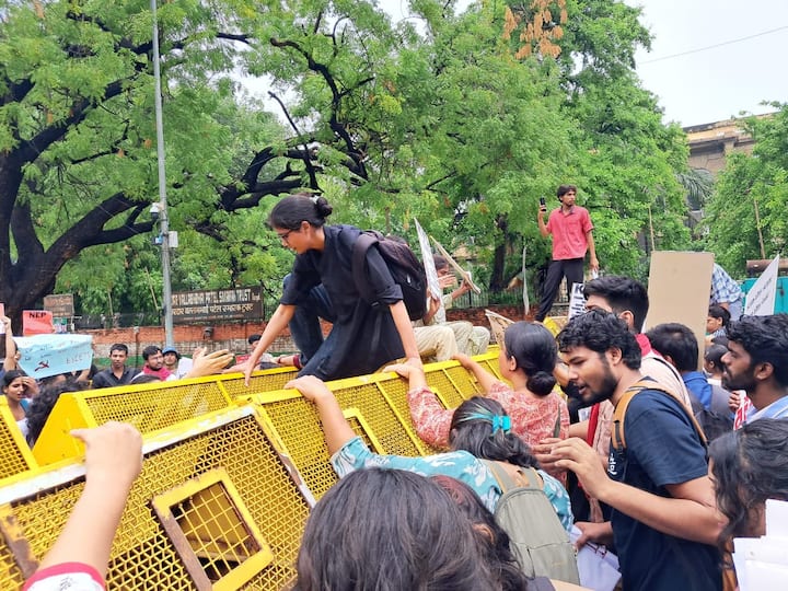 प्रदर्शनकारी छात्रों द्वारा पुलिस को बार-बार समझाने पर भी जब उन्हें आगे बढ़ने नहीं दिया गया तो छात्रों ने पुलिस बैरिकेड को तोड़ दिया और धरने पर बैठ कर गाने और नारेबाजी के साथ अपने विरोध प्रदर्शन को जारी रखा.