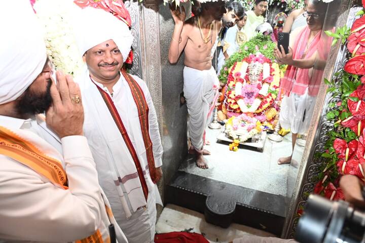 आळंदी येथून आषाढी वारीसाठी श्री संत ज्ञानेश्वर महाराज पालखी सोहळ्याने मुख्यमंत्री एकनाथ शिंदे यांच्या उपस्थितीत आज पंढरपूरकडे प्रस्थान केले.