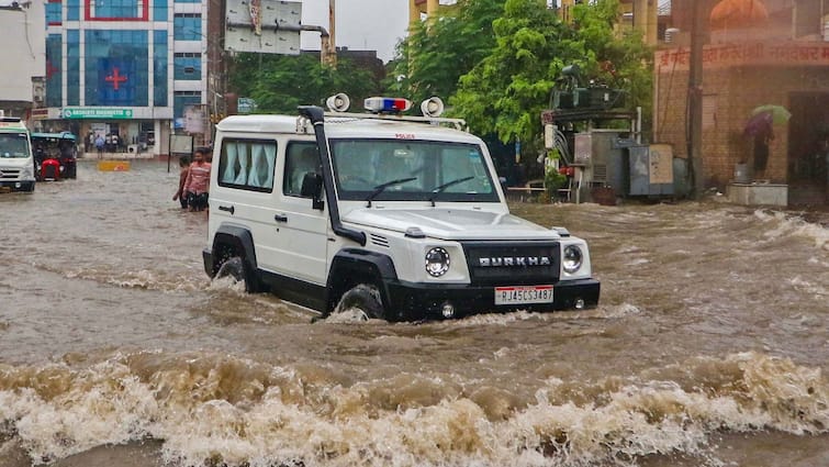 Rajasthan Weather Heavy Rainfall Waterlogging In Bikaner IMD Jaipur Udaipur Rains Updates Watch: राजस्थान के कई हिस्सों में भारी बारिश, बीकानेर में दरिया बनी सड़कें, लोगों की बढ़ी मुसीबत