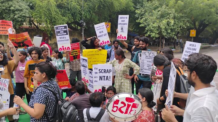 देश मे विफल शिक्षा प्रणाली के खिलाफ संघर्ष कर रहे विभिन्न छात्र समूह धरने के लिए तीसरे दिन भी जंतर-मंतर पहुंचे. छात्रों को वहां पर भारी पुलिस बैटिकेडिंग का सामना करना पड़ा. जंतर-मंतर पर भारी संख्या में पुलिस बलों की भी तैनाती की गई थी, जिन्होंने छात्रों को प्रदर्शन स्थल पर पहुंचने से रोका.