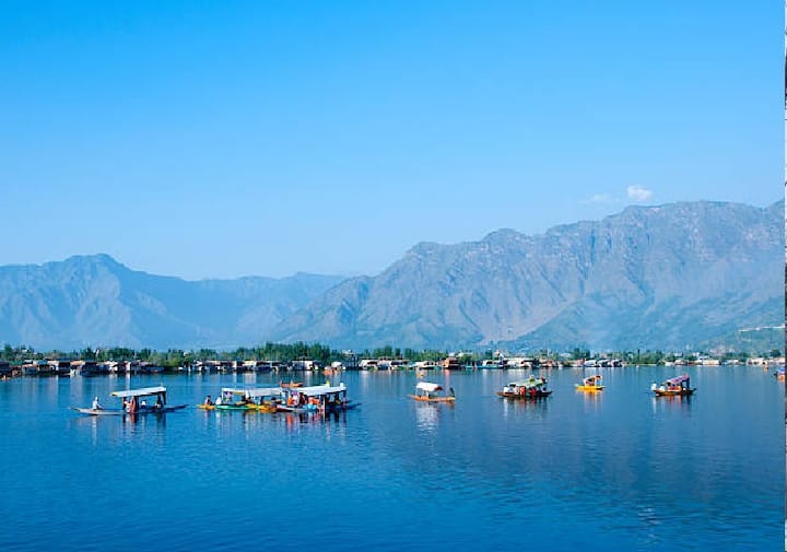 IRCTC Kashmir Tour: कश्मीर की सैर के लिए आईआरसीटीसी एक सस्ता टूर पैकेज का लेकर आया है. हम आपको इसमें मिलने वाली सुविधाओं के बारे में बता रहे हैं.