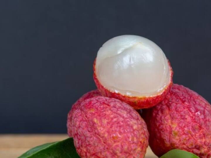 If your heels are dry or cracked, you can use a face pack made from litchi peel. For this, you have to mix a little Multani Mitti and baking soda in the litchi peel powder. Apply this paste on the cracked heels and wash the feet after 10 to 15 minutes. By doing this, the cracked heels will heal faster.