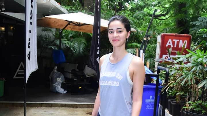 Ananya Panday was spotted as she headed for her workout session on weekend. The actress can be seen sporting cool look in t-shirt and tights.